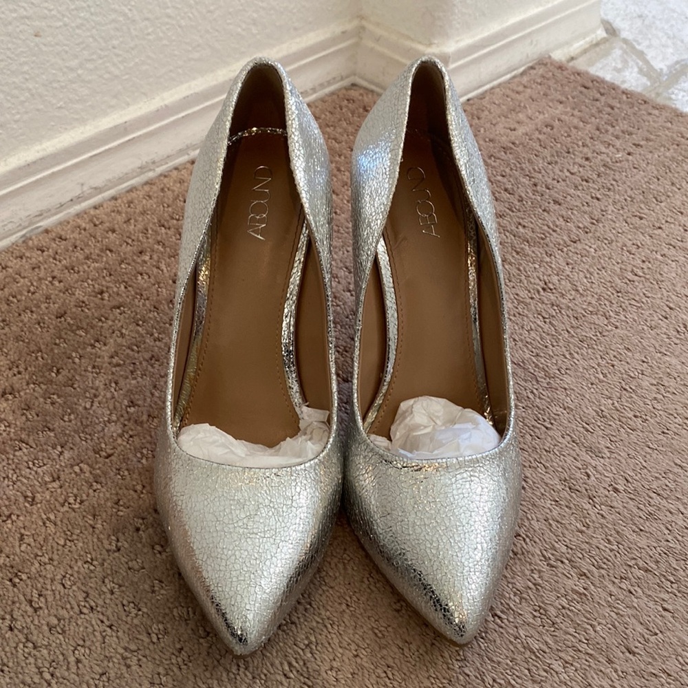 Abound 7M shiny silver heels